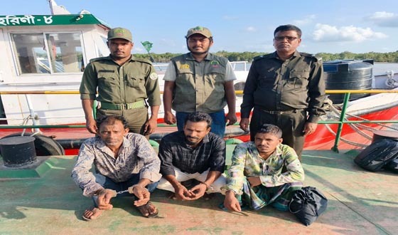 নিষিদ্ধ মৌসুমে সুন্দরবনে মাছ শিকার, ট্রলারসহ আটক ৩