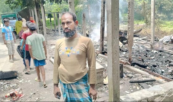মতলবে অগ্নিকাণ্ডে ৫ দোকান পুড়ে ছাই, ৮ লক্ষ টাকার ক্ষয়ক্ষতি