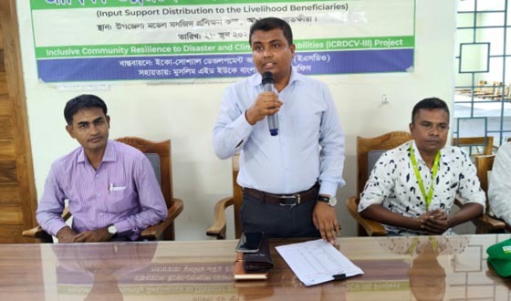 আশাশুনিতে উপকারভোগীদের সবজি বাগানের উপকরণ বিতরণ