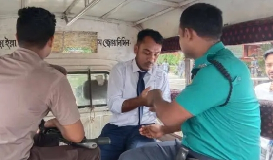 রাজশাহী কলেজে ভাইভা দিতে আসা ছাত্রলীগ নেতাকে পুলিশে সোপর্দ