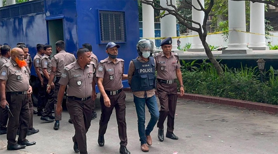কার্নিশে ঝুলে থাকা তরুণকে গুলি: রায় ঘোষণার জন্য আসামি চঞ্চলকে ট্রাইব্যুনালে হাজির