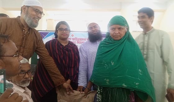 সাপাহারে প্রাকৃতিক দুর্যোগে ক্ষতিগ্রস্তদের চাল বিতরণ