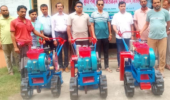 ঝিনাইদহে কৃষকদের মাঝে ‘মিনি গার্ডেন টিলার’ বিতরণ