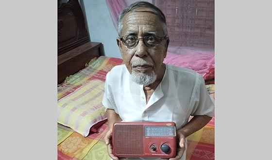 কালীগঞ্জে ৫৬ বছর ধরে খলিলুর রহমান রেডিও শুনছেন
