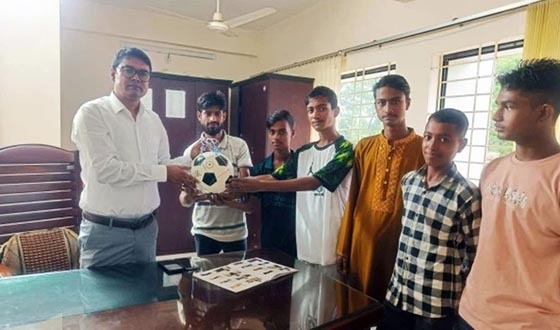 ঝিনাইগাতীতে খুদে শিক্ষার্থীদের ফুটবল উপহার দিলেন ইউএনও