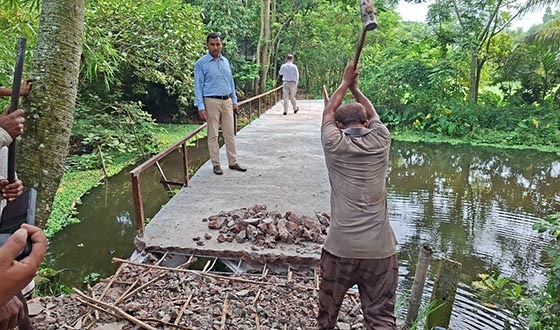 ব্রিজে রডের বদলে বাঁশের কঞ্চি ব্যবহার, কঠোর অবস্থানে প্রশাসন