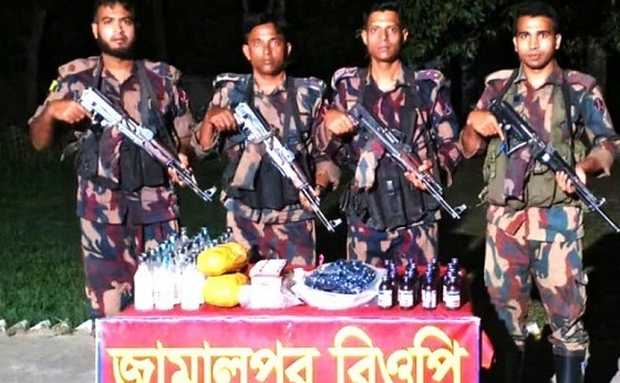 দৌলতপুর সীমান্তে সাড়ে ২৬ লক্ষ টাকা মূল্যের মাদক ও চোরাচালানী উদ্ধার