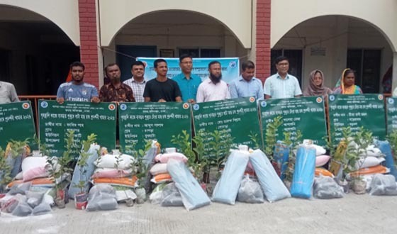 আশাশুনিতে মৎস্য বিভাগের প্রদর্শণী পুকুরের উপকরণ বিতরণ