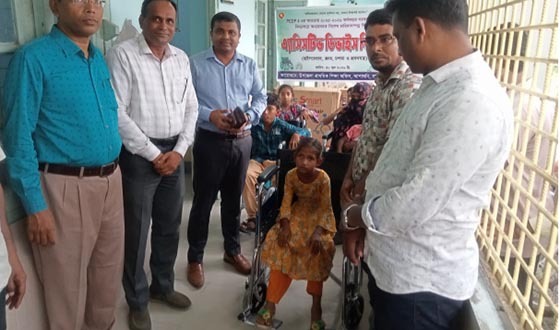 আশাশুনিতে বিশেষ চাহিদা সম্পন্ন শিশুদের এ্যাসিসটিভ ডিভাইস বিতরণ