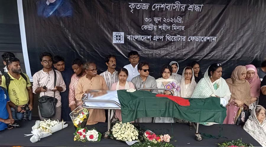 শেষ শ্রদ্ধায় সিক্ত মুস্তাফা মনোয়ার, শহীদ মিনারে শিল্পাঙ্গনের আবেগঘন বিদায়
