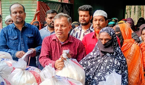 চাঁদপুরে অসহায়ের মাঝে ইফতার সামগ্রী বিতরণ