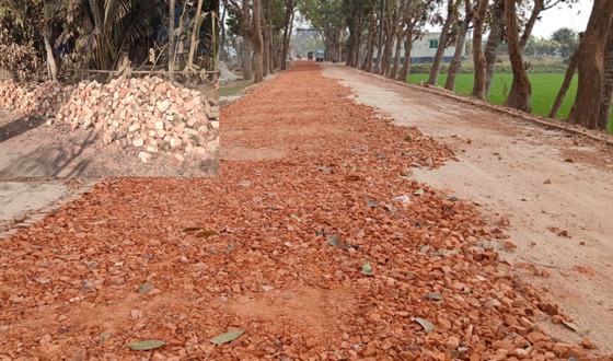 চৌগাছা-পুড়াপাড়া সড়কে নিম্নমানের সামগ্রী ব্যবহার, দায় নিচ্ছেন না কেউ