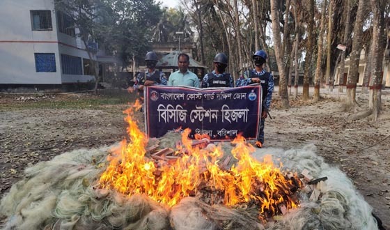 মেঘনায় কারেন্ট জাল জব্দ, পুড়িয়ে বিনষ্ট