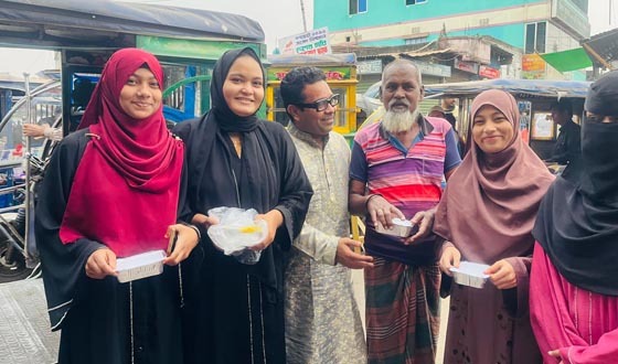 চাঁদপুরে রোজাদার পথচারীদের মাঝে ইফতার বিতরণ