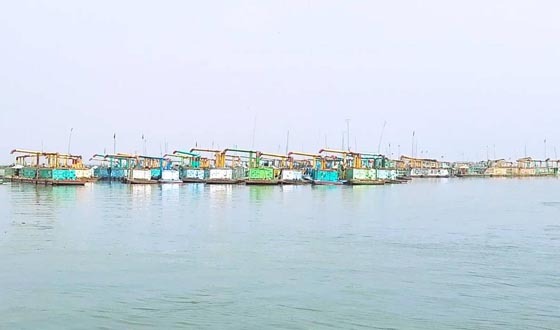 মেঘনায় অবৈধ বালু উত্তোলনরোধে ১৪ ড্রেজারের নথিপত্র জব্দ