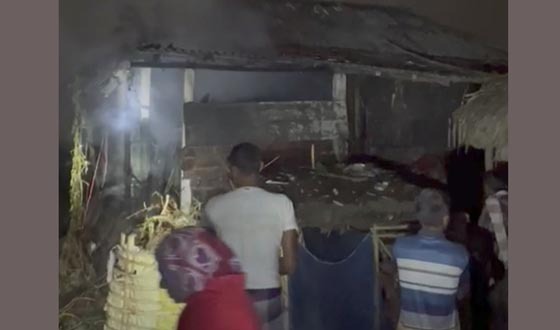 কয়রায় আগুনে পুড়ে গেছে প্রতিবন্ধি আছিয়ার বসতবাড়ি