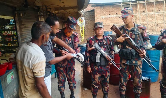 পোরশা সীমান্তে জ্বালানি তেল পাচার রোধে বিজিবির তল্লাশি