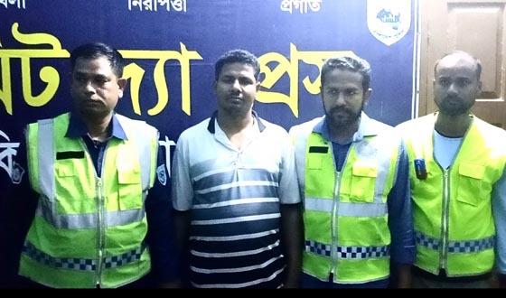 গাড়ি বেরিকেড দিয়ে শ্রমিকদের মব সৃষ্টির চেষ্টার অভিযোগে ড্রাইভার গ্রেফতার