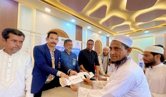 মেয়র প্রার্থী শিপলু'র সহযোগিতায় অসহায় মানুষদের অনুদান