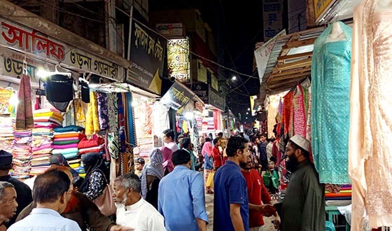 সৈয়দপুরে ক্রেতাদের পদভারে জমজমাট ঈদ বাজার