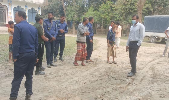 তারাগঞ্জে অবৈধভাবে মাটি উত্তোলন, মোবাইল কোর্টে জরিমানা