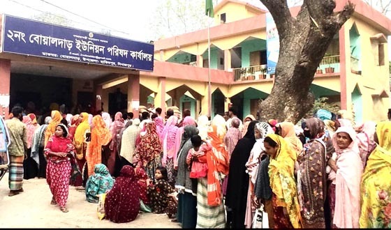 হাকিমপুরে ভিজিএফের চাল পেয়ে খুশি নিন্ম আয়ের মানুষ