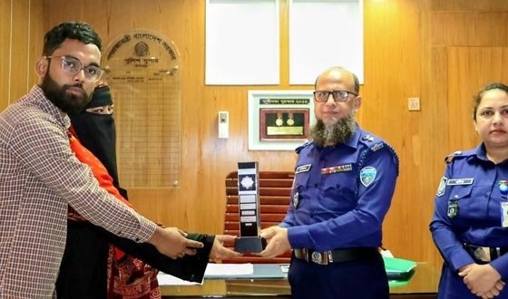 জীবন উৎসর্গকারী পুলিশ পরিবারকে আইজিপি'র উপহার বিতরণ