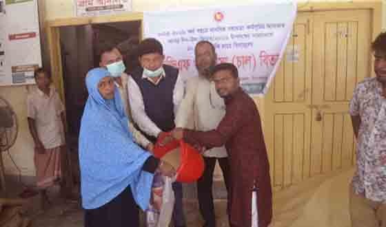 কাহারোলে ভিজিএফ এর খাদ্য শস্য চাল বিতরণ