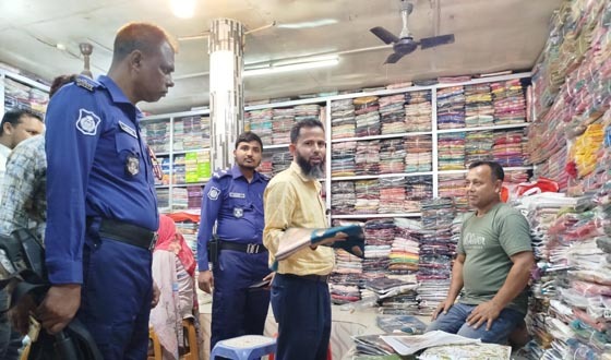 হিলিতে দেশী কাপড় ইন্ডিয়ান বলে বিক্রির দায়ে জরিমানা