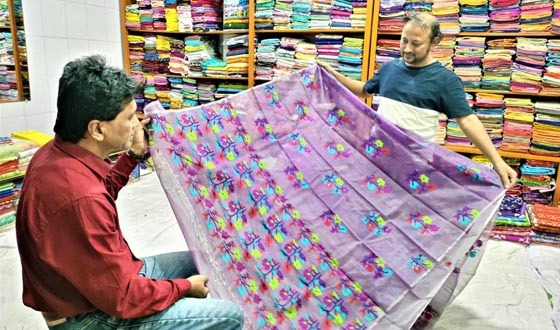 ঐতিহ্যবাহী টাঙ্গাইল শাড়ি, দীর্ঘ মন্দা কাটিয়ে ঘুরে দাঁড়ানোর প্রাণান্ত চেষ্টা