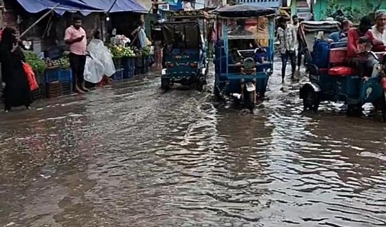 সামান্য বৃষ্টিতেই তলিয়ে গেছে সরাইলের প্রধান সড়ক