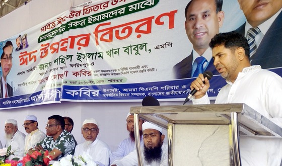 চরভদ্রাসনে ঈমাদের নগদ টাকা ও ঈদ সামগ্রী বিতরন