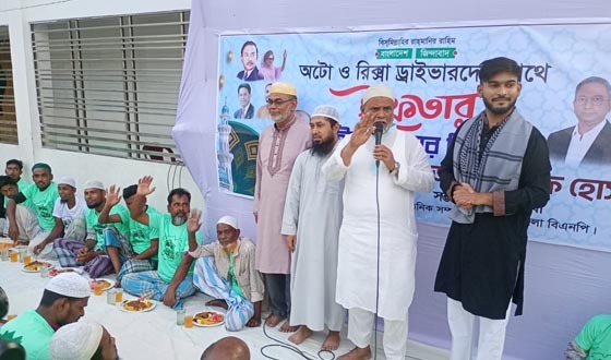 রিক্সা চালকদের নিয়ে মোশারফ হোসাইনের ইফতার মাহফিল