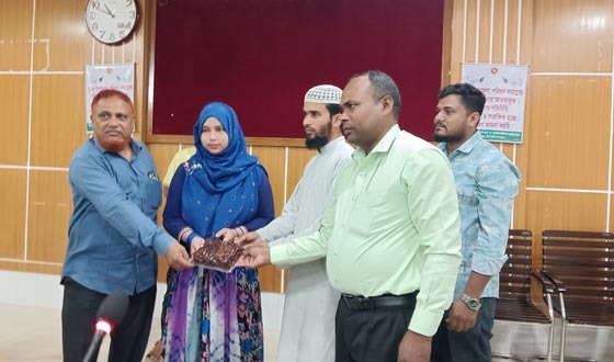 গোমস্তাপুরে মাদ্রাসা ও এতিমখানায় খেজুর বিতরণ