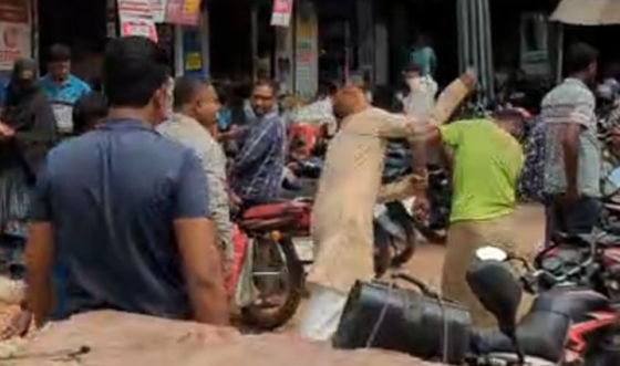 বাগমারায় এক ব্যক্তিকে কিল-ঘুষি দিয়ে তাড়িয়ে দিলো বিএনপি নেতা