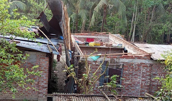 মান্দায় কালবৈশাখীর তাণ্ডব, বসতবাড়ি লণ্ডভণ্ড
