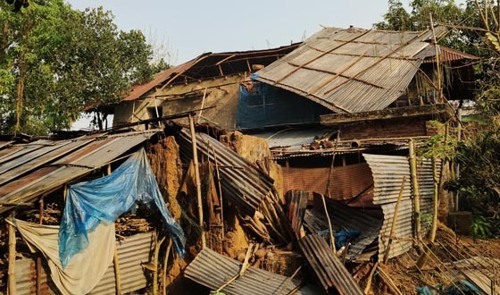 পত্নীতলায় কালবৈশাখির হানা, কাঁচা বাড়িঘর ও ফসলের ক্ষতি