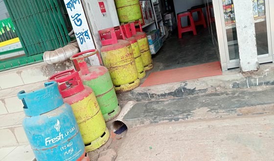 কম্পিউটার-ওষুধের দোকানেও বিক্রি হচ্ছে পেট্রোল, গ্যাস সিলিন্ডার