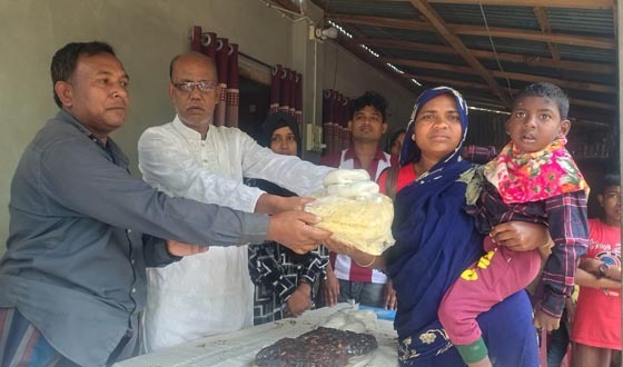 ফুলবাড়ীতে প্রতিবন্ধী শিক্ষার্থীদের ঈদের উপহার বিতরণ
