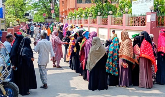 চাঁদপুরে দুস্থ পরিবারকে ভিজিএফ চাল বিতরণ