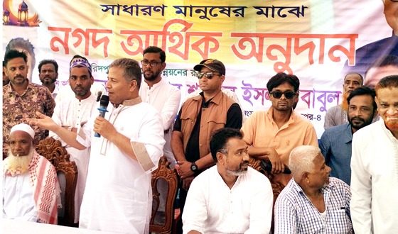 চরভদ্রাসনে দুস্থ্য পরিবারকে ঈদ অনুদান দিলেন স্পেন প্রবাসী নেতা