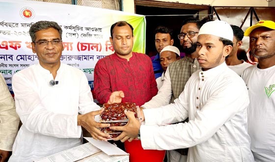 গফরগাঁওয়ে এতিমখানা ও মাদরাসায় সৌদি খেজুর বিতরণ