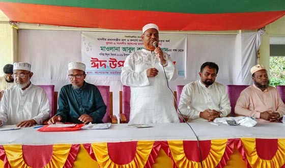 ত্রাণ তহবিলের অর্থ বিতরণ করলেন এমপি আবুল কালাম আজাদ