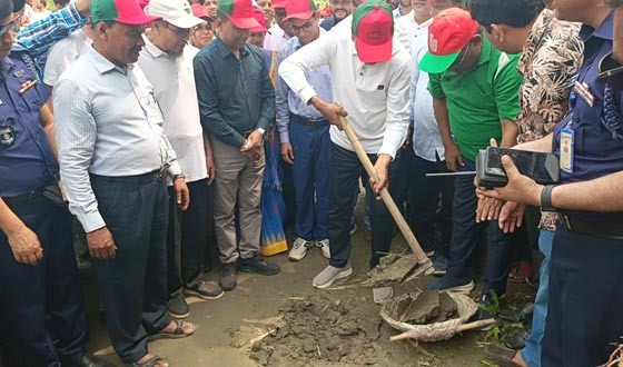 লালমনিরহাটে খাল পুনঃখনন কর্মসূচির উদ্বোধন করলেন ত্রাণমন্ত্রী দুলু