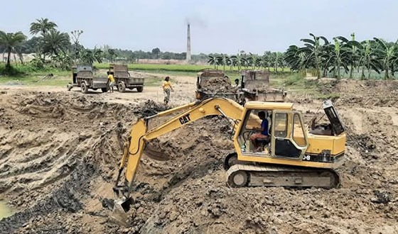 চাটমোহরে চলছে ফসলী জমির মাটি কাটার মহোৎসব