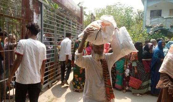 অনিয়মে সেনহাটী ইউনিয়নে ভিজিএফের চাল বিতরণ