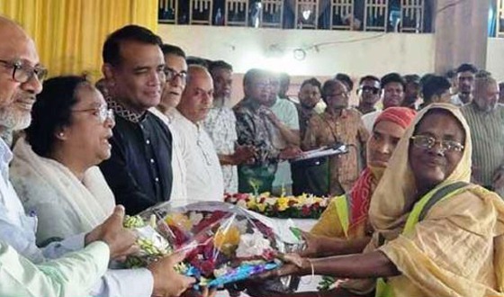 বরিশালে প্রধানমন্ত্রীর উপহার পেল পরিচ্ছন্নতা কর্মীরা