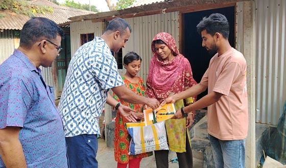 লোহাগড়ায় ঈদ উপহার খাদ্যসামগ্রী ও খাতা, কলম বিতরণ