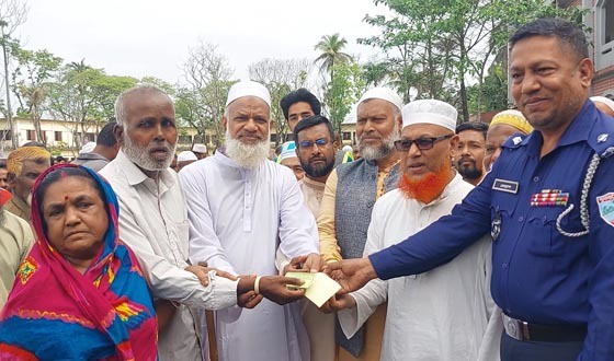 কালীগঞ্জে প্রধানমন্ত্রীর ত্রাণ ও কল্যাণ তহবিলের ঈদ উপহার বিতরণ