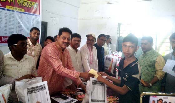 বাজিতপুরে শাহ আলম চ্যারিটেবল ফাউন্ডেশনে অর্থ সহায়তা